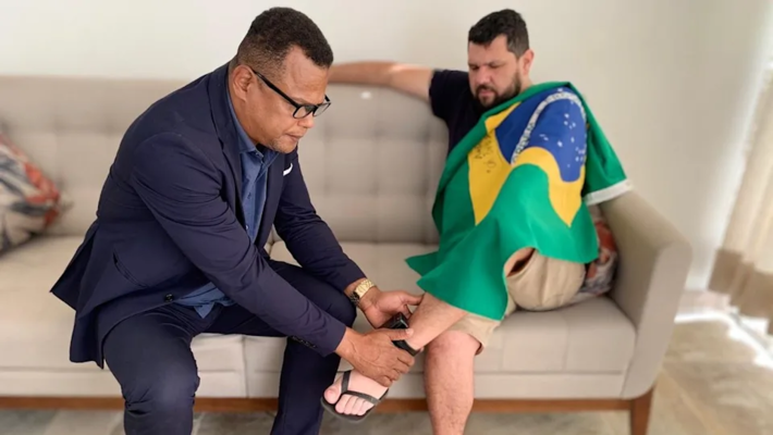 Radical bolsonarista, Oswaldo Eustáquio chamou pastor para abençoar sua tornozeleira eletrônica, em dezembro de 2020, após blogueiro incitar ruptura democrática.  (Foto: Reprodução/Twitter)