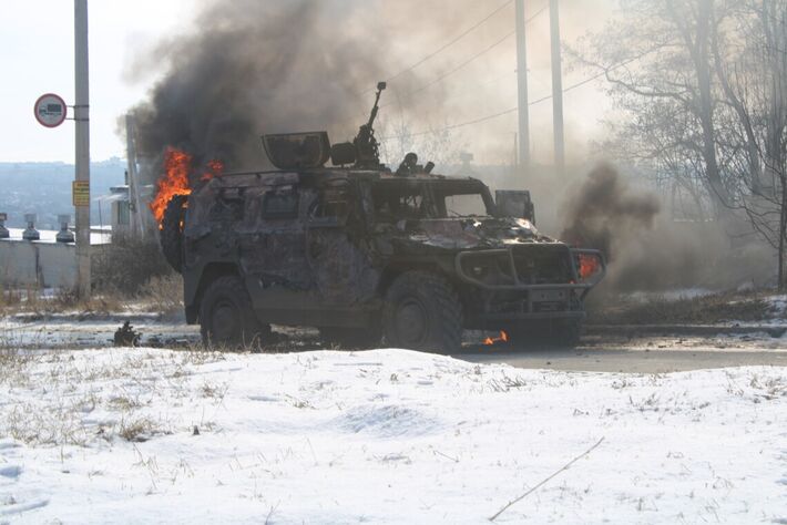 Um carro blindado das Forças Armadas Russas queimando perto de Kharkiv. Foto: slovoidilo.ua