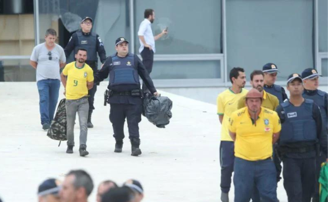 Momento em que bolsonaristas extremistas eram presos pela Polícia após invadir e depredar o Palácio do Planalto. Foto: Metrópoles