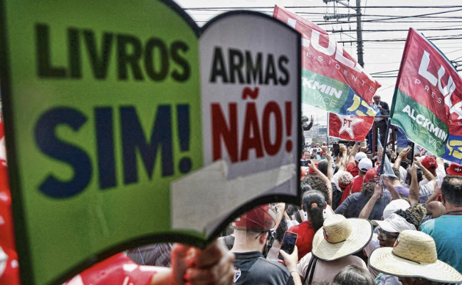 BANDEIRA -Cartaz em comício de Lula na campanha: revogação de determinações pró-armas entre as primeiras ações  Miguel Schincariol/AFP