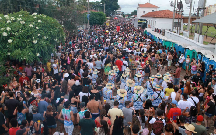 Cordão da Valu arrastou mais de 25 mil foliões no carnaval de rua de Campo Grande (MS) neste sábado (10)  Foto: Eva Lima/Cordão da Valu