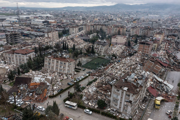 Milhares de pessoas estão sob escombros na Turquia e Síria. Terremoto ocorreu quando as pessoas dorminham. Foto: Twitter 