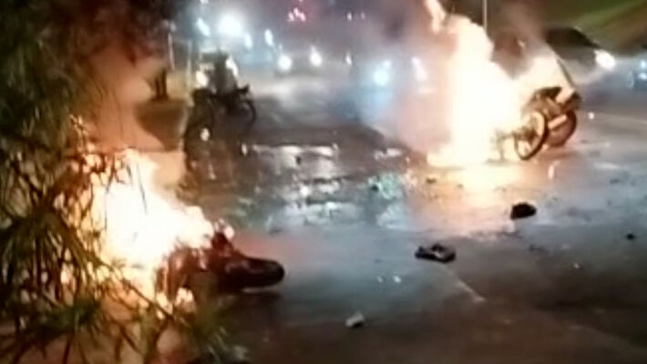 Acidente incinerou motos sob o viaduto da Avenida Ceará na noite da 6ª.feira (3.mar.23) em Campo Grande. Foto: Reprodução