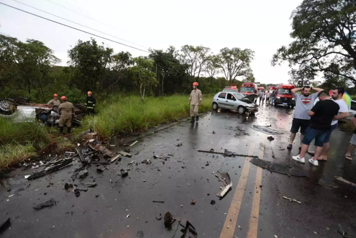 Movimentação de bombeiros no local onde ocorreu acidente com morte (Foto: Marcos Maluf)  - CREDITO: CAMPO GRANDE NEWS