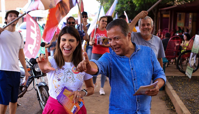A deputada federal Camila Jara em trajeto pelas ruas ao lado de Amarildo Cruz durante campanha eleitoral. Eles eram colegas de bancadas e amigos. Foto: Redes 