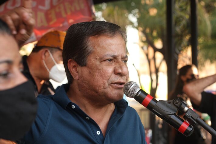 Amarildo Cruz faleceu aos 60 anos. Nesta imagem, ele manifestava na Praça Ay Coelho, em 2021. Foto: Tero Queiroz 