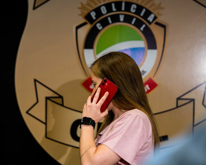 Delegada ao telefone na Deam em Campo Grande (MS). Foto: Tero Queiroz