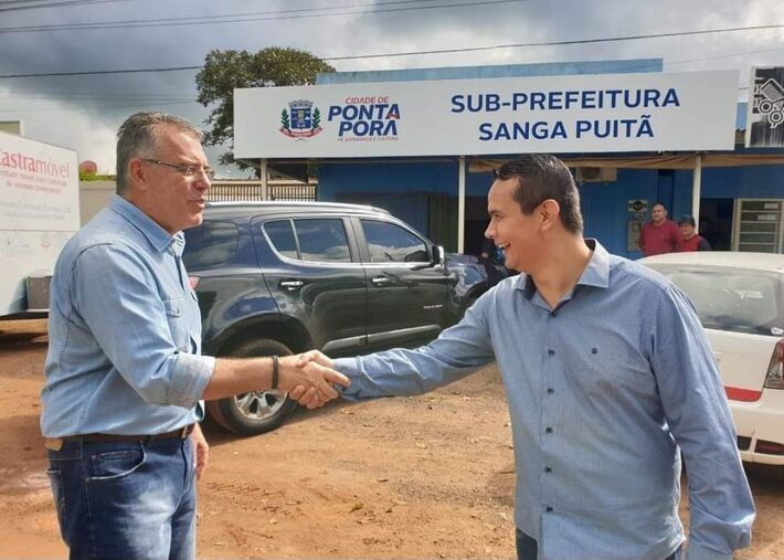 O subprefeito de Sanga Puitã cumprimenta o prefeito de Ponta Porã, Eduardo Campos. Foto: Divulgação