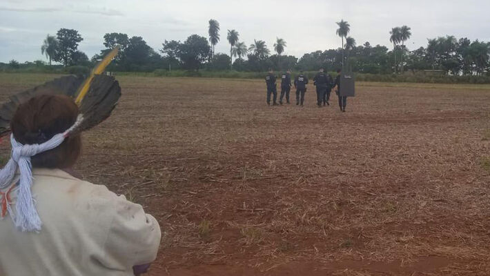 Policiais militares ameaçam despejar a retomada de Laranjeira Nhanderu na manhã desta sexta (03/03), mesmo sem mandado judicial. Foto: povo Guarani e Kaiowá