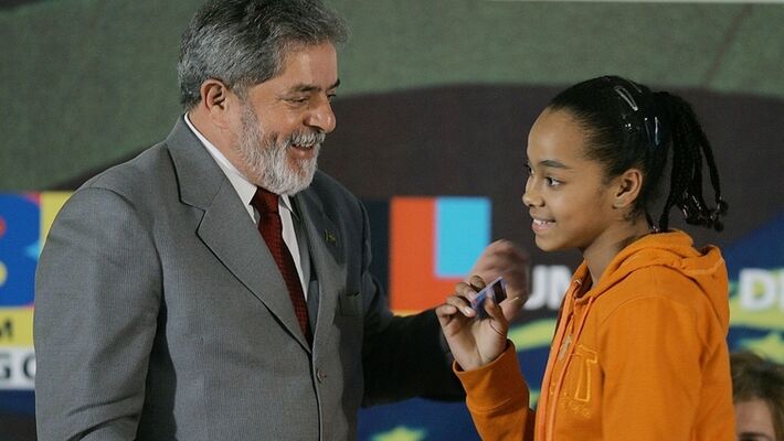 Em 25 de julho de 2005, Lula entrega cartão do Bolsa Atleta a Ítala Roberta durante cerimônia de lançamento do programa. Foto: Ricardo Stuckert