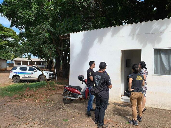 Equipe da perícia da Polícia Civil no local onde corpo foi encontrado. (Foto: Bruna Marques, para o Campo Grande News)