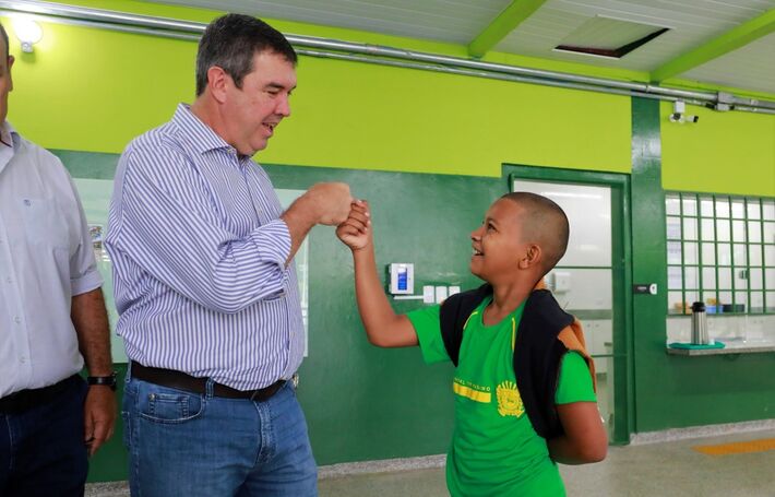 Governador Eduardo Riedel cumprimenta aluno de escola pública de MS. Foto: Saul Schramm