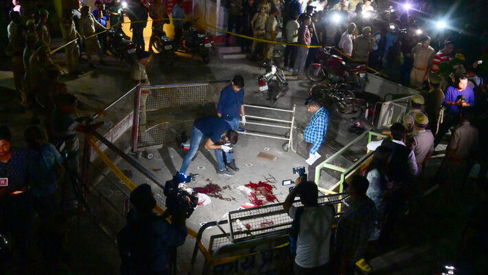 Político indiano e irmão assassinados durante transmissão em direto - Atiq Ahmad estava a caminho do hospital, quando foi intercetado por três homens que se fizeram passar por jornalistas. Foto:   Getty Images