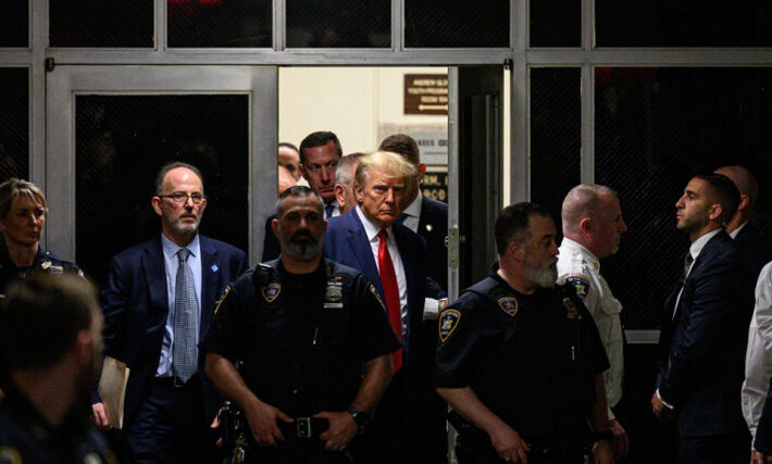Trump chegando ao Tribunal de Nova York nesta 3ª.feira (4.abr.23). Foto: Ed JONES / AFP