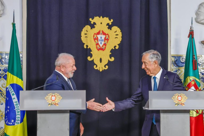 Os dois chefes de Estado deram uma declaração conjunta após Lula participar de uma cerimônia de boas-vindas na Praça do Império. 