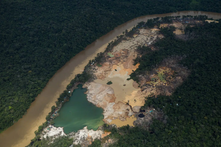 Na imagem acima, grande área de garimpo ilegal na Terra Indígena Yanomami, em Roraima (Foto: Bruno Kelly/Amazônia Real)