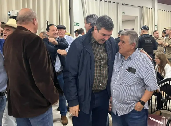 Ex-vereador Ferrinho, em conversa de pé-de-orelha com o governador Eduardo Riedel, na Expoagro (foto: DouradosInforma)
