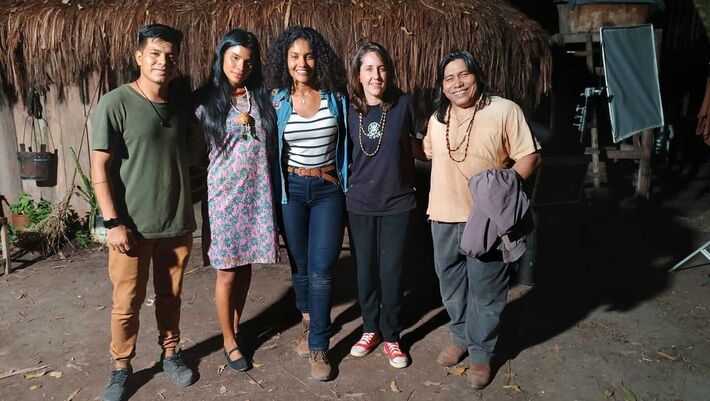 Da esquerda para a direita: Luan Iturv, Suyane Moreira, Bárbara Reis, Fabiana Fernandes e Daniel Munduruku. Foto: Arquivo pessoal ao TeatrineTV