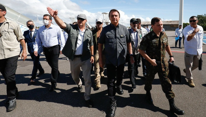 Jair Bolsonaro rodeados de seguranças. Foto: Alan Santos/PR 