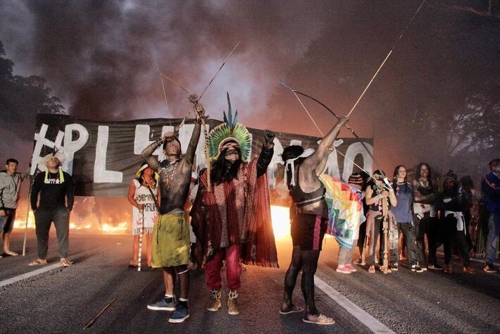 Comunidades guarani do estado de São Paulo ocupam a Rodovia dos Bandeirantes para denunciar um projeto de lei de morte para os povos indígenas.