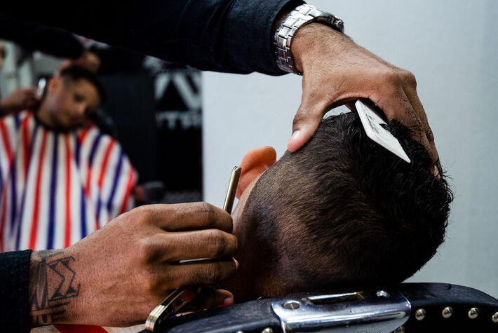Valejo abriu a primeira barbearia em abril de 2016, na sua residência em Campo Grande. Durante esses sete anos, se especializou e se tornou uma referência no corte. Foto: Marcos Tenório