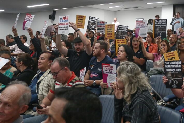 Professores manifestam contra bolsonarista na ALEMS. Foto: Marcos Maluf | Campo Grande News