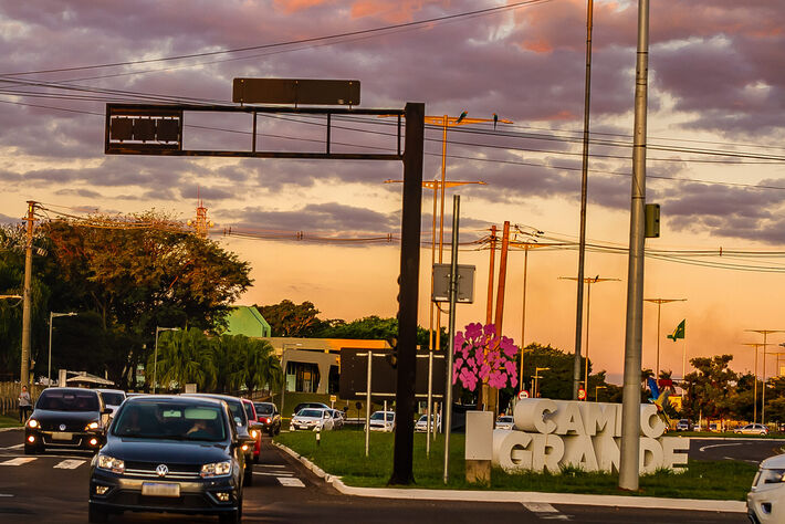 Carros na Avenida Duque de Caxias, na Capital sul-mato-grossense. Foto: Tero Queiroz (Arquivo)
