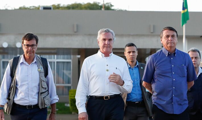 (05/11/2020) - Jair Bolsonaro e Collor embarcam no mesmo voo. Foto: Alan Santos/PR