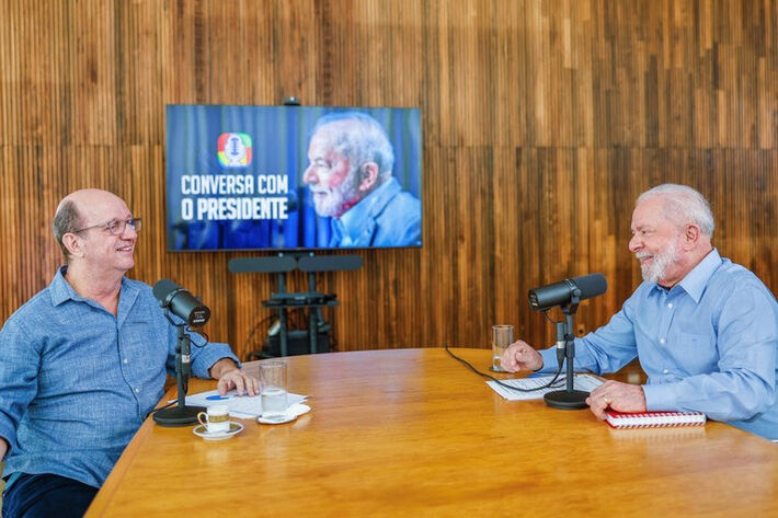 O jornalista Marcos Uchôa e o presidente Lula durante a estreia do programa Conversa com o Presidente. Foto: Ricardo Stuckert / PR