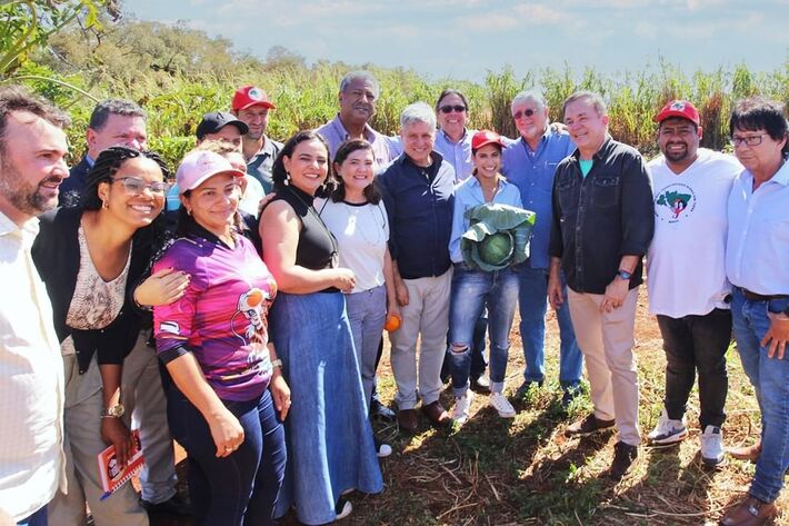 O ministro Paulo Teixeira entrega posses regularizadas (Contrato de Concessão de Uso) para 22 famílias, no município de Nova Itamarati, em Ponta Porã (MS). Foto: Reprodução | Instagram 