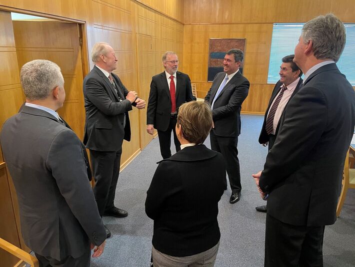 (28.jul.23) - Governador em reunião com empresários da Sonda, no Chile. Foto: Guilherme Pimentel