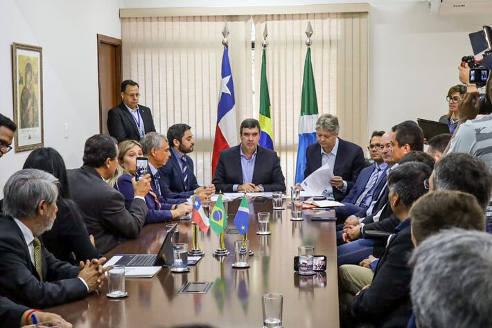 (6.jul.23) - Governador de Mato Grosso do Sul, Eduardo Riedel, recebeu o governador do Tarapacá, do Chile, José Miguel Carvajal Gallardo, para assinatura de acordo de cooperação comercial. Foto: MS Notícias