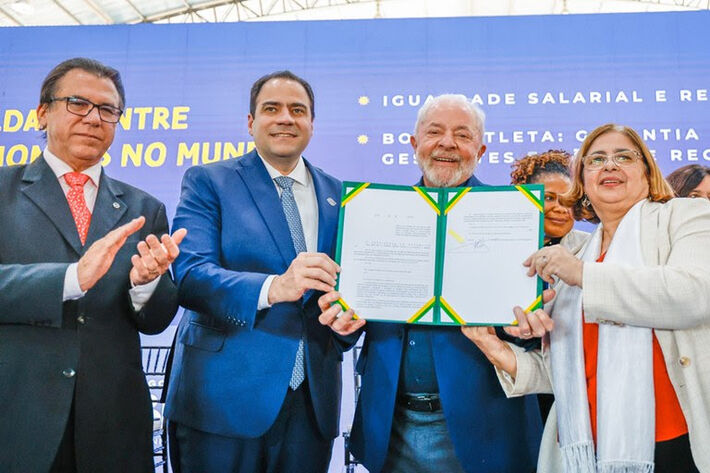 O ministro Luiz Marinho (Trabalho e Emprego), o presidente da OAB, José Alberto Ribeiro Simonetti, o presidente Lula e a ministra Cida Gonçalves (Mulheres) na cerimônia de sanção da lei. Foto: Ricardo Stuckert / PR
