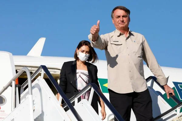 Bolsonaro faz um sinal de 'joia' na porta do avião ao deixar o Brasil na sexta (30.12.22) rumo aOrlando, nos EUA, país onde as joias foram vendidas em leilão. Foto: Alan Santo | PR 
