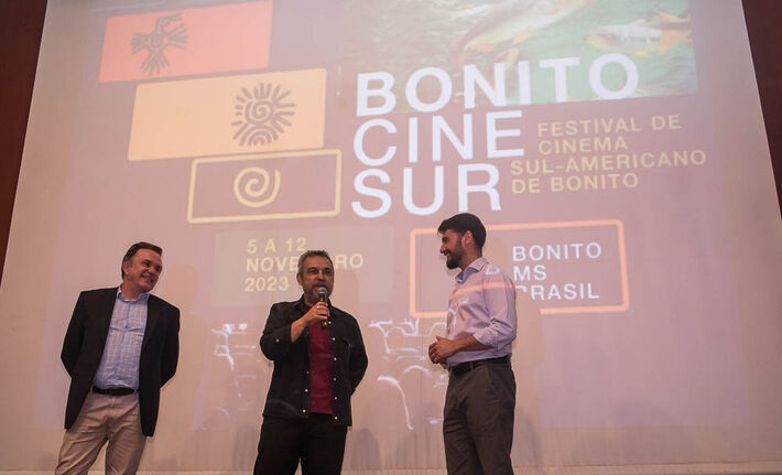 (7.ago.23) - Deputado Vander Loubet, o diretor do Festival CineSur, Nilson Rodrigues e o chefe da Fundtur, Bruno Wendling. Foto: Tero Queiroz