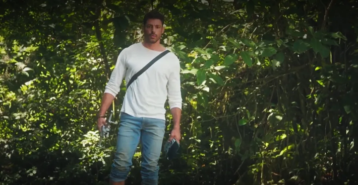 Caio (Cauã Reymond) segura drone em Terra e Paixão  Foto: Globo