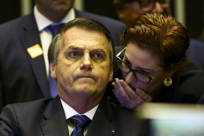 (29.mai.2019) -  Jair Bolsonaro e a deputada Carla Zambelli durante sessão solene em homenagem ao ator Carlos Alberto de Nóbrega, na Câmara dos Deputados. Foto: Marcelo Camargo | Agência Brasil