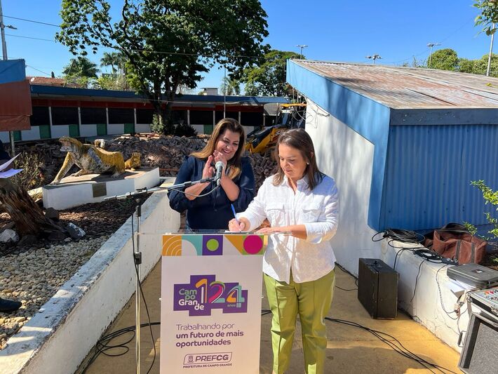 Prefeita Adriane Lopes (PP), assina ordem de serviço da reforma da Praça dos Imigrantes, ao lado da Secretária de Cultura, Mara Bethânia Gurgel. Foto: PMCG