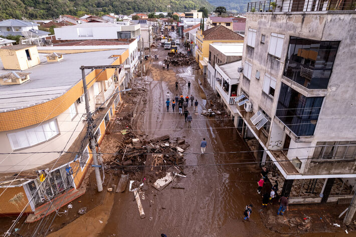 07.09.2023 - MUÇUM,RS,BRASIL -O governador Eduardo Leite foi até o município de Muçum nesta quinta-feira (07/09) para verificar o andamento do rescaldo da enchente que atingiu o município nesta semana. Fotos: Mauricio Tonetto e Gustavo Mansur / Palácio Pi