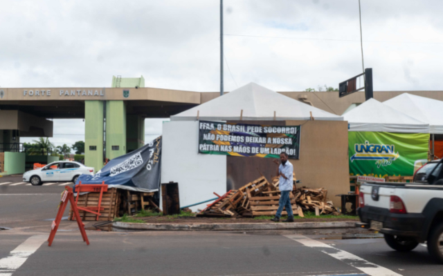 Ao passar pela Avenida Duque de Caxias, em frente o Comando Militar do Oeste (CMO), em Campo Grande (MS), na 5ª.feira (5.jan.23).