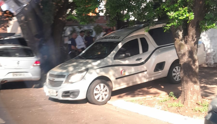 Leitor do MS Notícias capturou imagem de um veículo da funerária em frente ao imóvel onde o corpo em decomposição foi achado. Foto: DR. MS Notícias