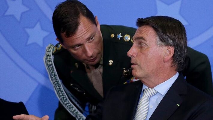 24.fev.2021 - O então presidente Jair Bolsonaro (PL) e o tenente-coronel Mauro Cid, ex-ajudante de ordens. 