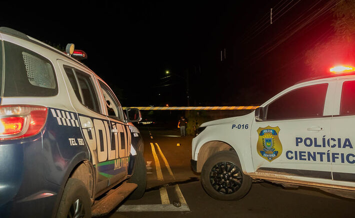 (23.set.23) - Policiais isolaram a área e fazem trabalhos de praxe no cruzamento das ruas Amador Bueno e Jaime Ferreira de Vaasconcelos, em Campo Grande (MS). 