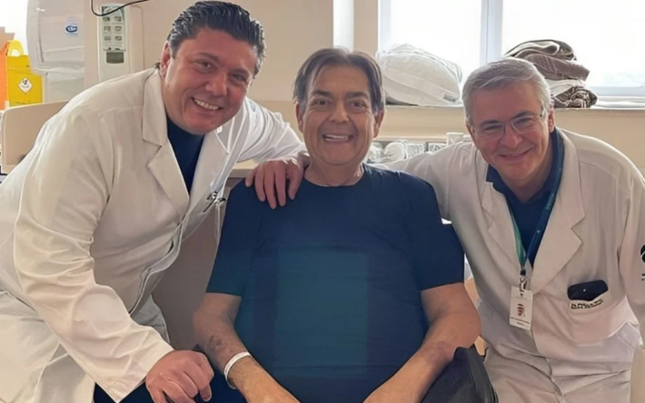 Faustão com os médicos responsáveis pelo seu transplante do coração; apresentador se recupera. Faustão recebeu alta do Hospital Israelita Albert Einstein em 10 de setembro.