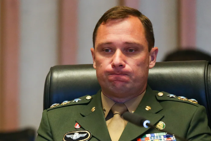Tenente-coronel Mauro Cid, ex-ajudante de Ordens do então presidente Jair Bolsonaro (PL), durante a CPI dos Atos Antidemocráticos, na Câmara Legislativa do Distrito Federal (CLDF), em Brasília.  Foto: WILTON JUNIOR/ESTADÃO CONTEÚDO