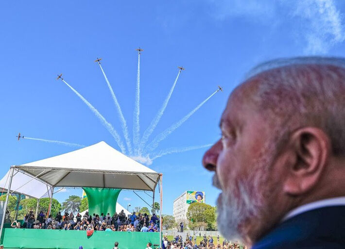 Presidente Lula acompanha as manobras da Esquadrilha da Fumaça no desfile do 7 de setembro em Brasília. Foto: Ricardo Stuckert /PR  
