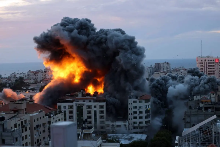 Fumaça e chamas surgem depois que as forças aéreas israelenses atacam um shopping center na Faixa de Gaza, Gaza, em 7 de outubro de 2023. [Mustafa Hassona/Agência Anadolu]