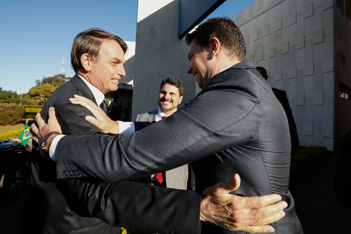 (Brasília - DF, 11/07/2019) - Jair Bolsonaro abraça o então chefe da Abin, Alexandre Ramagem Rodrigues. Foto: Carolina Antunes/PR
