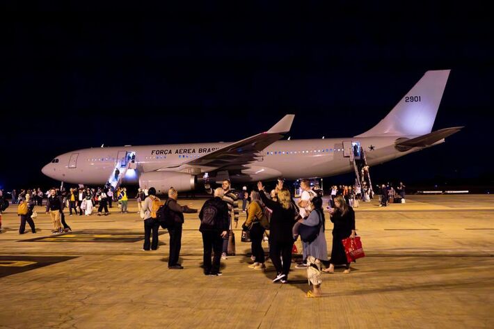'O primeiro voo com repatriados chegou hoje em solo brasileiro. Bem-vindos de volta'.