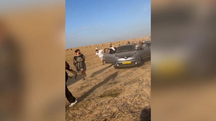 Pessoas correm por um campo vazio, longe dos tiros, em um festival de música perto da fronteira entre Gaza e Israel, em 7 de outubro de 2023.